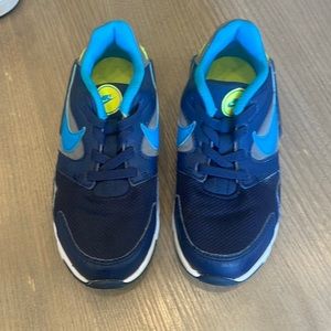 Boys Nike size 10.5 toddler. Easy take on and off. With elastic laces.